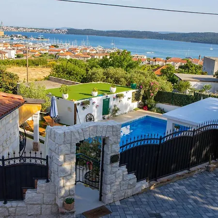 Marela With Heated Swimming Pool Villa *