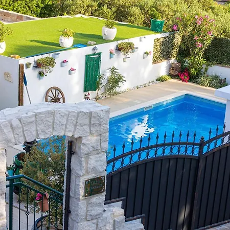 Marela With Heated Swimming Pool Villa