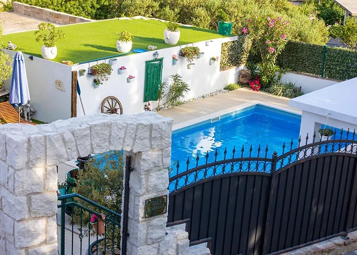 Marela With Heated Swimming Pool Willa