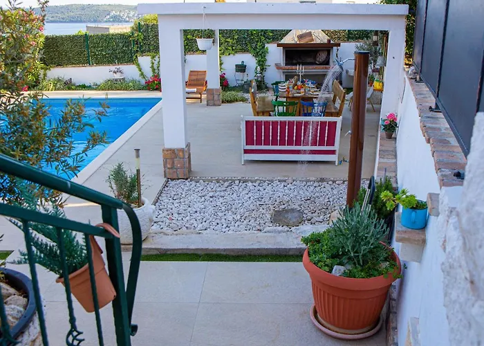 Marela With Heated Swimming Pool Willa