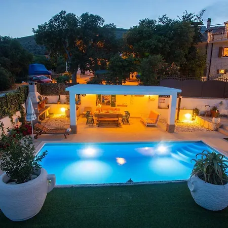 Вилла Marela With Heated Swimming Pool