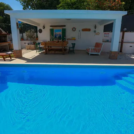 Marela With Heated Swimming Pool * Трогир