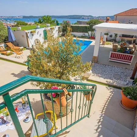 Вилла Marela With Heated Swimming Pool Трогир