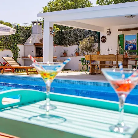 Villa Marela With Heated Swimming Pool